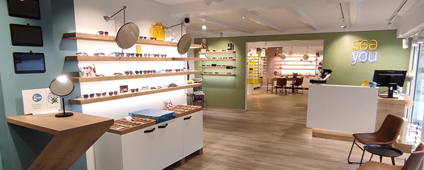 Modernes Optikerfachgeschäft mit Regalen voller Brillen und hellem, einladendem Interieur.